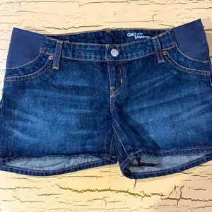 Gap maternity jean shorts, size 25